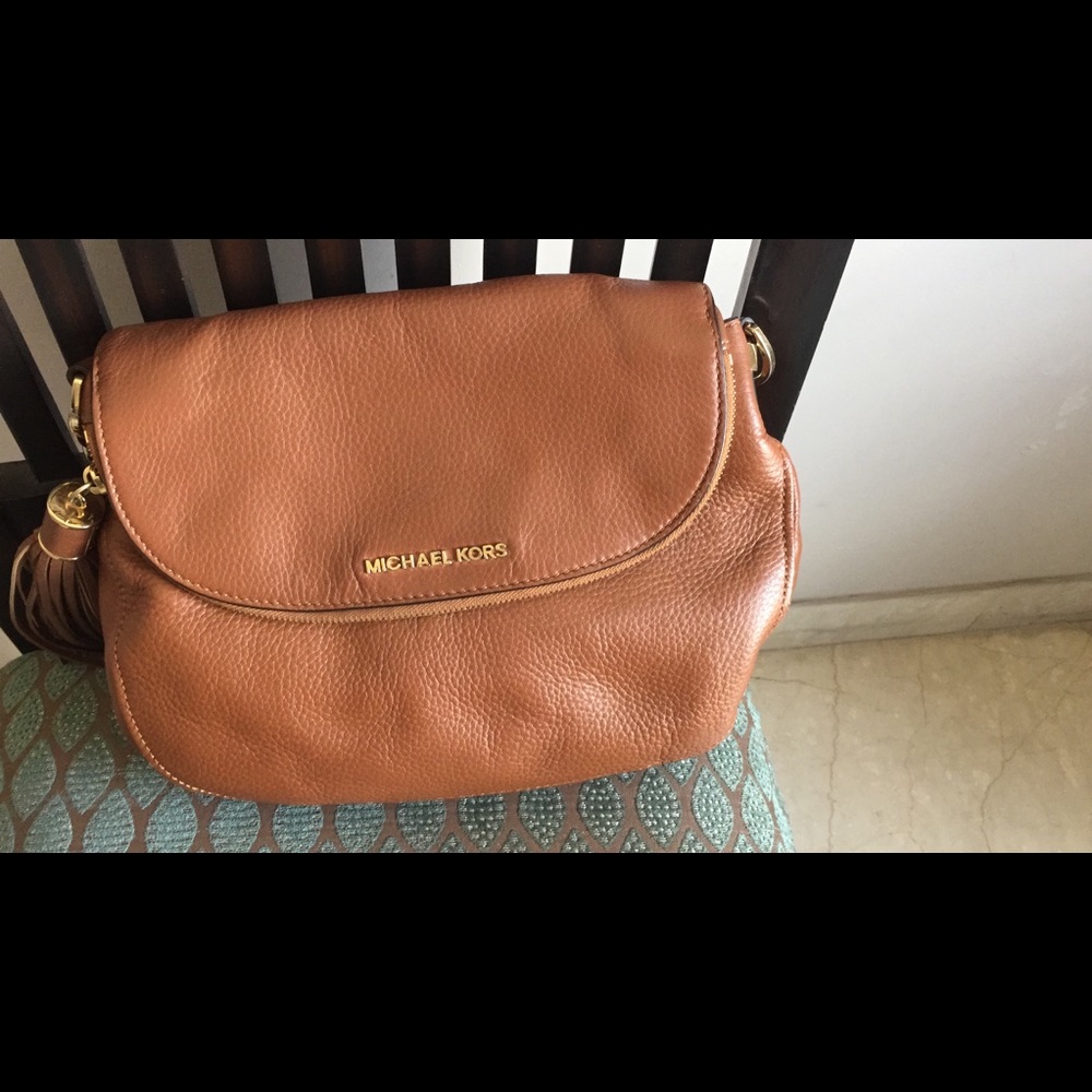 MICHAEL KORS Medium Bedford Tassel Convertible Bag. Very Gently used. - Picture 9 of 9